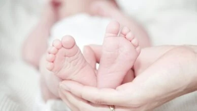 Skausmingos ir tvinkčiojančios krūtys